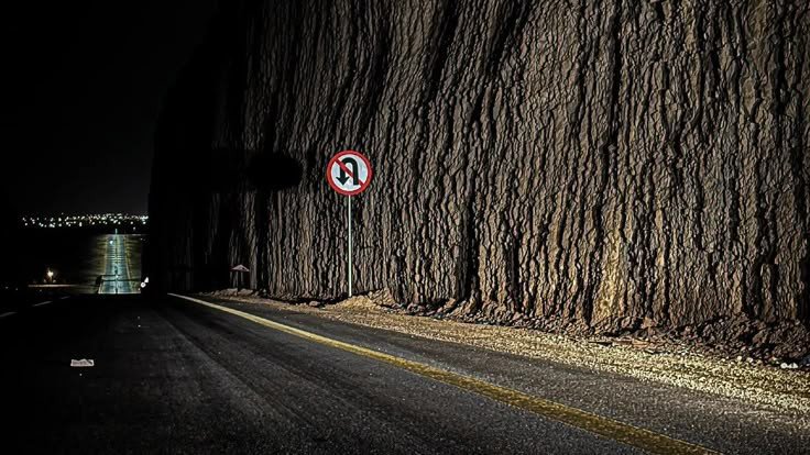 "بين جدرانٍ فارغة"