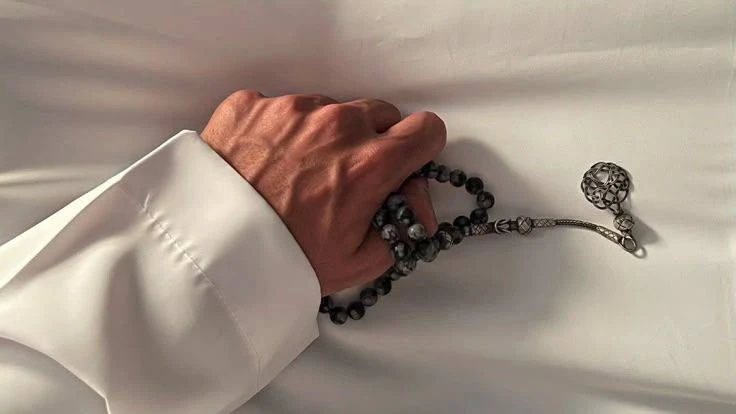 أكتافٌ لا تميل